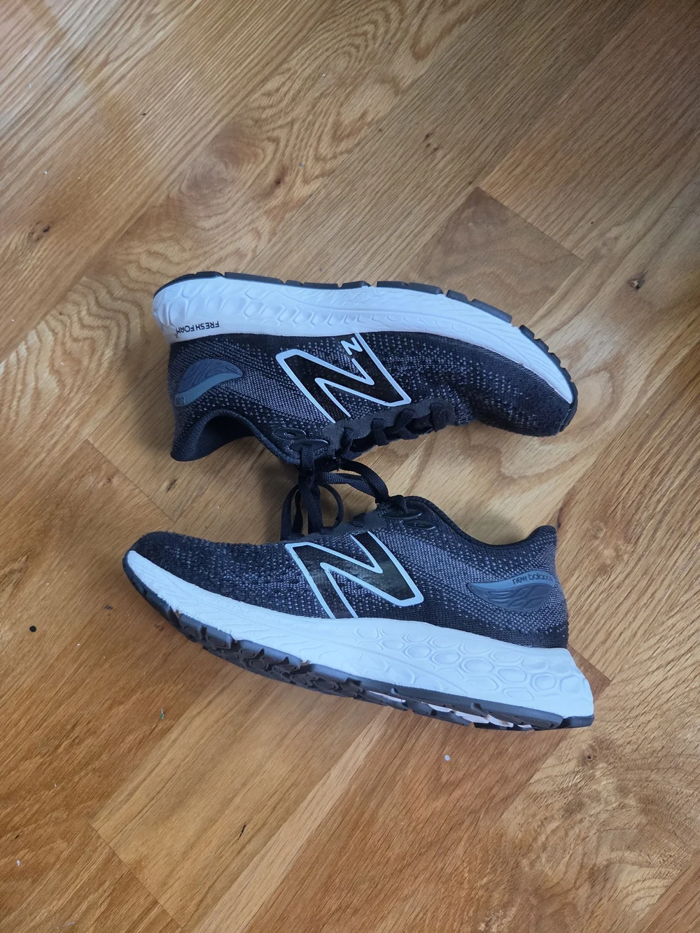 New Balance's Fresh Foam X 880 Kids running shoe Sneaker Size 2.5